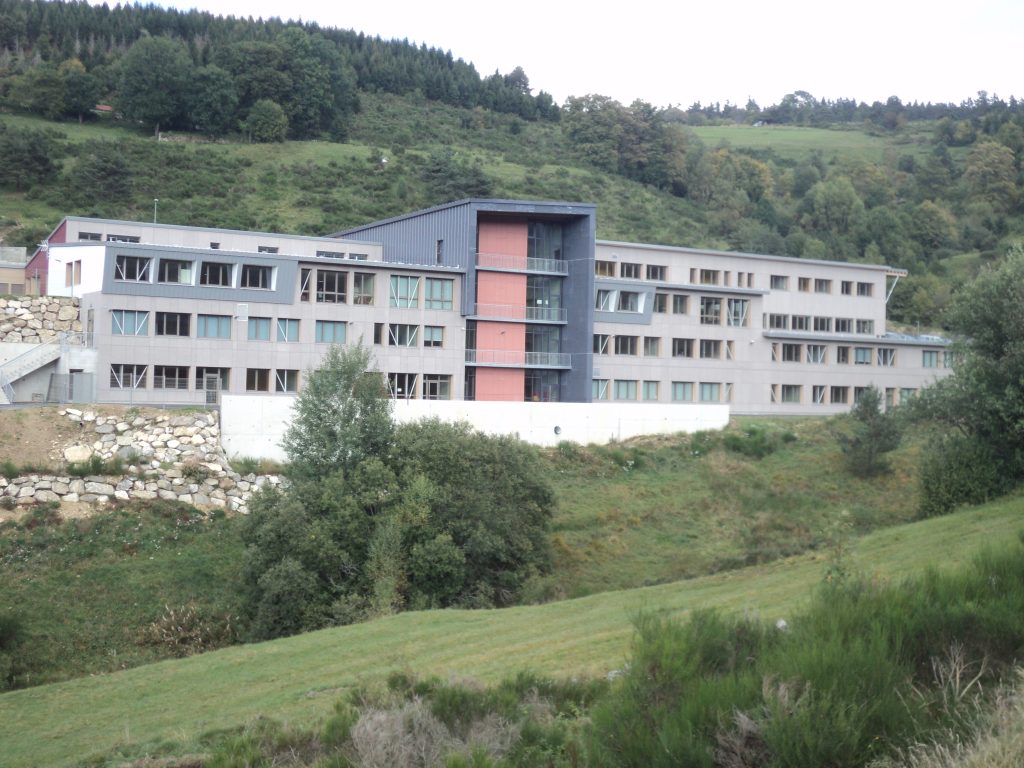 l'éducation des adolescents passe par le collège. Photographie de celui de Saint Cirgues en Montagne