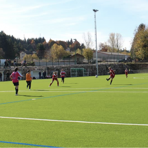 pratique d'activité sportive à Coucouron, football sur le terrain synthétique