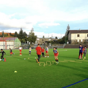 pratique d'activité sportive à Coucouron, football sur le terrain synthétique