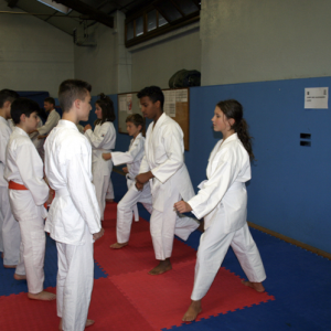 plusieurs enfants qui font du judo