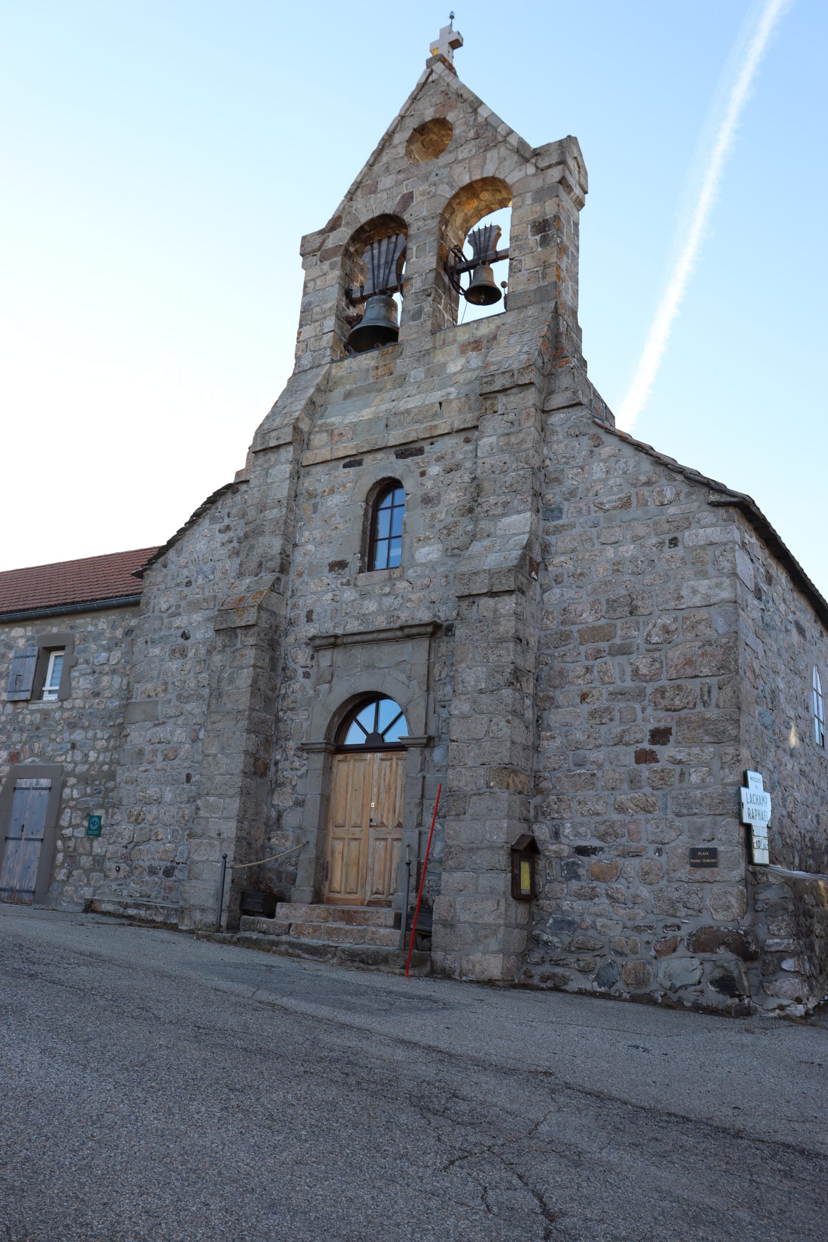 Eglise de Lachamp-Raphaël sur laquelle on peut remarquer le clocher très récent ajouté seulement en 1929.